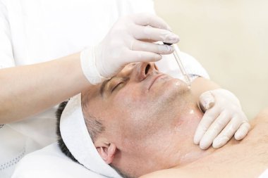 adam maske kozmetik prosedür spa salonda.