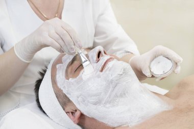 adam maske kozmetik prosedür spa salonda.