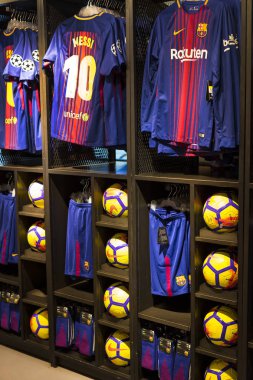 Barcelona, İspanya - 12 Ocak 2018: Hediyelik eşya ve gereçlerinin takım hayranları ve stadyum ziyaretçiler için resmi mağaza Fc Barcelona, giyim ve ayakkabı ekibi. 
