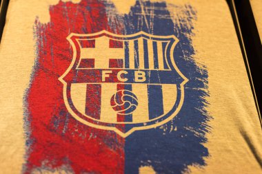 Barcelona, İspanya - 12 Ocak 2018: Hediyelik eşya ve gereçlerinin takım hayranları ve stadyum ziyaretçiler için resmi mağaza Fc Barcelona, giyim ve ayakkabı ekibi. 
