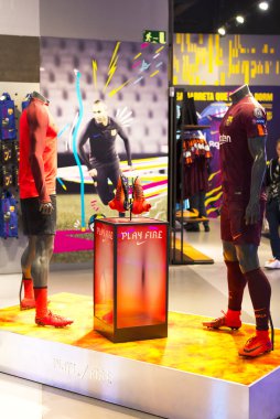 Barcelona, İspanya - 12 Ocak 2018: Hediyelik eşya ve gereçlerinin takım hayranları ve stadyum ziyaretçiler için resmi mağaza Fc Barcelona, giyim ve ayakkabı ekibi. 