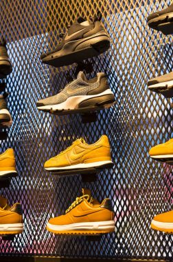 Barcelona, İspanya - 12 Ocak 2018: Hediyelik eşya ve gereçlerinin takım hayranları ve stadyum ziyaretçiler için resmi mağaza Fc Barcelona, giyim ve ayakkabı ekibi. 