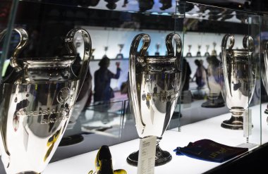 Barcelona, İspanya - 12 Ocak 2018: bardak kupa ve Ödülleri takımı Fc Barselona'nın müze Camp Nou,. 