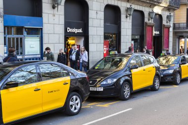 Barcelona, İspanya - 11 Ocak 2018: Barselona Merkez sokaklarda taksi Oto. 