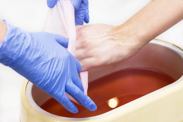 Processo Tratamento Parafina Das Mãos Femininas Salão Beleza — Fotografia de Stock