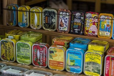 23 Ağustos 2017, Viyana, Avusturya: Viyana Naschmarkt piyasada alkollü meyve ve sebze ürünleri ile geldi. 