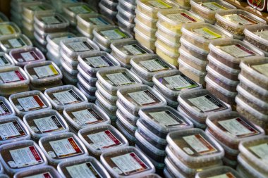 23 Ağustos 2017, Viyana, Avusturya: Viyana Naschmarkt piyasada alkollü meyve ve sebze ürünleri ile geldi. 