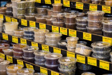 23 Ağustos 2017, Viyana, Avusturya: Viyana Naschmarkt piyasada alkollü meyve ve sebze ürünleri ile geldi. 