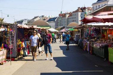 23 Ağustos 2017, Viyana, Avusturya: Viyana Naschmarkt piyasada alkollü meyve ve sebze ürünleri ile geldi. 