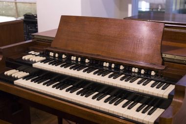 Vienna, Avusturya - 24 Ağustos 2017: müzik aletleri gelişimi ve tarihi Viyana Teknik Müzesi Fuar hediye sergiler.