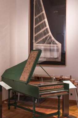 Vienna, Avusturya - 24 Ağustos 2017: müzik aletleri gelişimi ve tarihi Viyana Teknik Müzesi Fuar hediye sergiler.