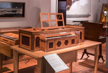 Vienna, Avusturya - 24 Ağustos 2017: müzik aletleri gelişimi ve tarihi Viyana Teknik Müzesi Fuar hediye sergiler.