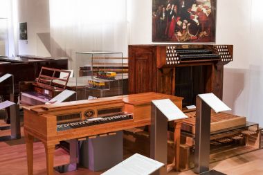 Vienna, Avusturya - 24 Ağustos 2017: müzik aletleri gelişimi ve tarihi Viyana Teknik Müzesi Fuar hediye sergiler.