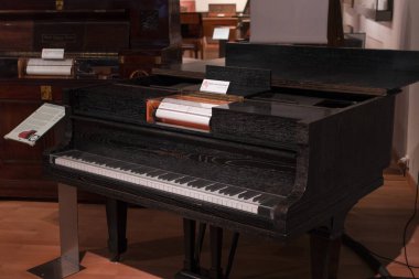 Vienna, Avusturya - 24 Ağustos 2017: müzik aletleri gelişimi ve tarihi Viyana Teknik Müzesi Fuar hediye sergiler.