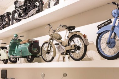 Vienna, Avusturya - 24 Ağustos 2017: Viyana sergiler teknik müzede Fuar sunduğu araçların gelişimi tarihinin ve motosiklet Bisiklet moped.