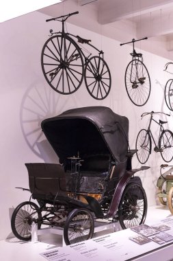 Vienna, Avusturya - 24 Ağustos 2017: Viyana sergiler teknik müzede Fuar sunduğu araçların gelişimi tarihinin ve motosiklet Bisiklet moped.