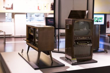 Vienna, Avusturya - 24 Ağustos 2017: Viyana Teknik Müzesi üretimin geliştirilmesi televizyon ve sinema tarihinin sergiler.