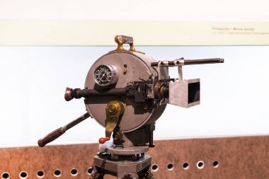 Vienna, Avusturya - 24 Ağustos 2017: Viyana Teknik Müzesi üretimin geliştirilmesi televizyon ve sinema tarihinin sergiler.