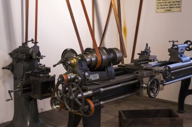 Vienna, Avusturya - 24 Ağustos 2017: Viyana sergiler teknik müzede sergi üretim metal işleme makinaları gelişimi tarih gösterir..