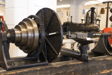 Vienna, Avusturya - 24 Ağustos 2017: Viyana sergiler teknik müzede sergi üretim metal işleme makinaları gelişimi tarih gösterir..