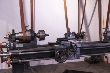 Vienna, Avusturya - 24 Ağustos 2017: Viyana sergiler teknik müzede sergi üretim metal işleme makinaları gelişimi tarih gösterir..