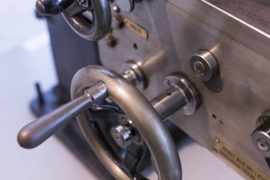 Vienna, Avusturya - 24 Ağustos 2017: Viyana sergiler teknik müzede sergi üretim metal işleme makinaları gelişimi tarih gösterir..