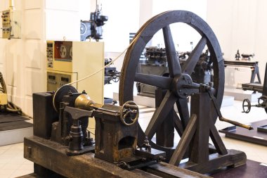 Vienna, Avusturya - 24 Ağustos 2017: Viyana sergiler teknik müzede sergi üretim metal işleme makinaları gelişimi tarih gösterir..