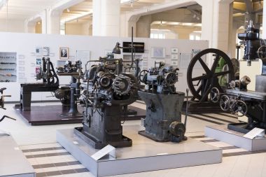 Vienna, Avusturya - 24 Ağustos 2017: Viyana sergiler teknik müzede sergi üretim metal işleme makinaları gelişimi tarih gösterir..