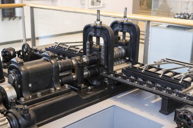 Vienna, Avusturya - 24 Ağustos 2017: Viyana sergiler teknik müzede sergi üretim metal işleme makinaları gelişimi tarih gösterir..