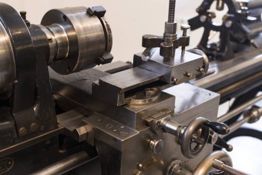 Vienna, Avusturya - 24 Ağustos 2017: Viyana sergiler teknik müzede sergi üretim metal işleme makinaları gelişimi tarih gösterir..