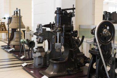 Vienna, Avusturya - 24 Ağustos 2017: Viyana sergiler teknik müzede sergi üretim metal işleme makinaları gelişimi tarih gösterir..