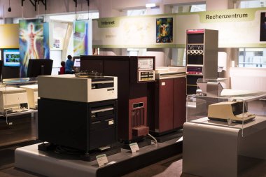 Vienna, Avusturya - 24 Ağustos 2017: Fuar üretim bilgisayar ve Internet ağı gelişimine adamış Viyana sergiler Teknik Müzesi.