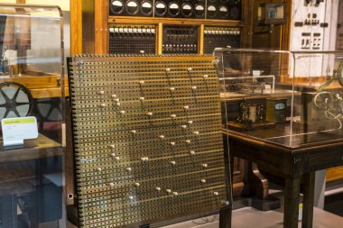Vienna, Avusturya - 24 Ağustos 2017: Viyana Teknik Müzesi telgraf gelişim tarihinin üretim sergileyen ve telefon temsil eden Fuar.
