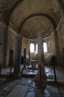 Demre, Türkiye - 3 Mayıs 2017: mezar antik mimari unsurların St. Petersburg Nicholas Kilisesi yer.