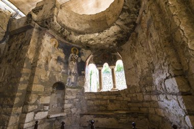 Mezar antik mimari unsurların St. Petersburg Nicholas Kilisesi yer.