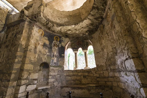 Mezar antik mimari unsurların St. Petersburg Nicholas Kilisesi yer.