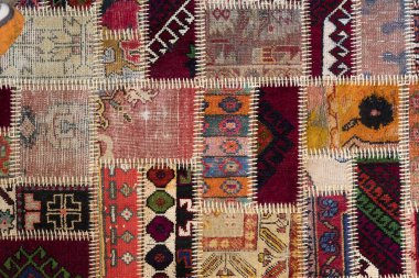 Arka plan ile kalın konu dikili bir eski yıpranmış halı.