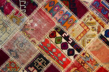 Arka plan ile kalın konu dikili bir eski yıpranmış halı.