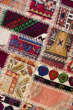 Arka plan ile kalın konu dikili bir eski yıpranmış halı.