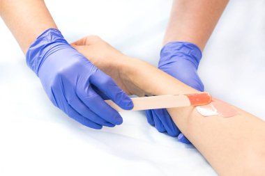 Güzellik salonu kadın ekstremitelerin klasik balmumu Depilasyon işlemi. 