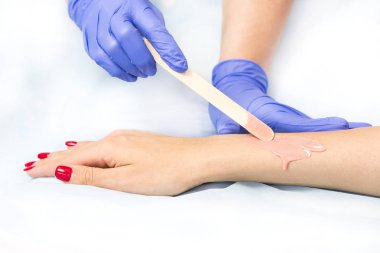 Güzellik salonu kadın ekstremitelerin klasik balmumu Depilasyon işlemi. 