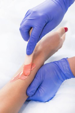 Güzellik salonu kadın ekstremitelerin klasik balmumu Depilasyon işlemi. 