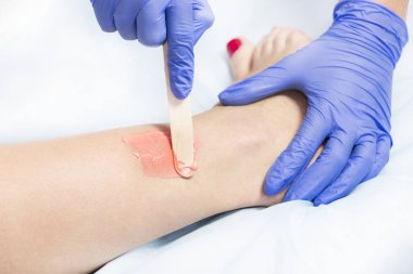 Güzellik salonu kadın ekstremitelerin klasik balmumu Depilasyon işlemi. 