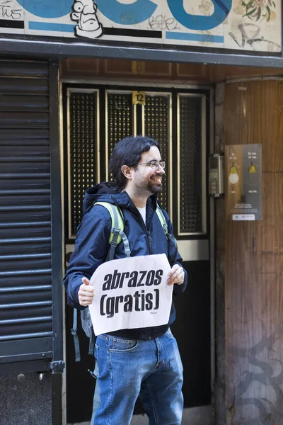 バルセロナ スペイン 2018 無料の人々 のグループのアクション ポスター無料抱擁のスペイン語の碑文 バルセロナの路上で抱擁 — ストック写真