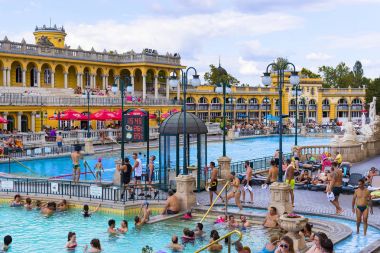 Budapeşte, Macaristan - 21 Ağustos 2017: Avrupa'nın en büyük tıbbi banyo en eski Szechenyi şifalı banyo olduğunu. 