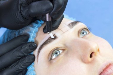 Microblading kaşlar akışında bir Güzellik Salonu