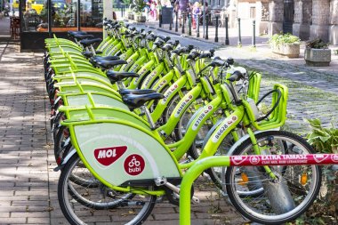 Budapeşte, Macaristan - 21 Ağustos 2017: Kiralama ve park zevk bisikletler Budapeşte Macaristan içinde 