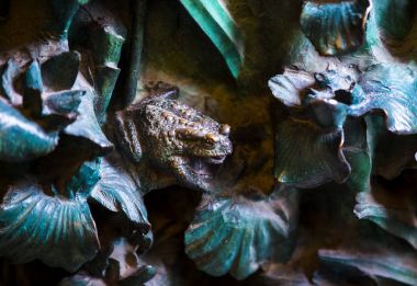 BARCELONA, SPAIN - 13 HAZİRAN 2018: Böcek, çiçek, memeli kuşların elementleri Kutsal Aile Tapınağı 'nın eski giriş kapısında. 