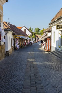 Budapeşte, Macaristan. 23 Haziran, 2017: dükkan ve restoranlar ile Szentendre turistik şehir sokaklarında. 