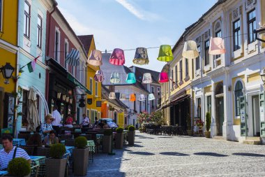 Budapeşte, Macaristan. 23 Haziran, 2017: dükkan ve restoranlar ile Szentendre turistik şehir sokaklarında. 
